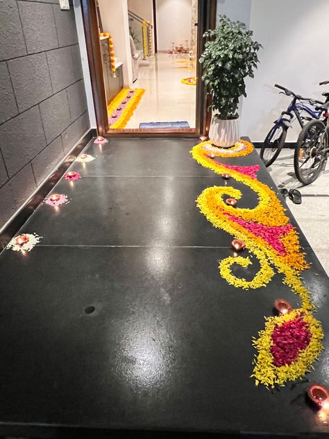 Rangoli With Flowers Petals For Diwali, Outdoor Rangoli Designs, Long Rangoli Designs, Puja Decoration, Simple Flower Rangoli, Flowers Rangoli, Poster Rangoli, Ganesh Chaturthi Decoration, Diwali Design