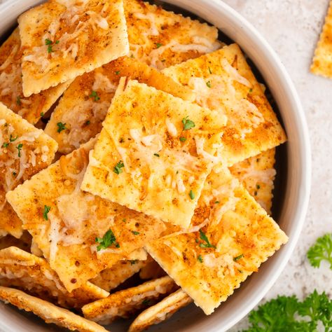 Seasoned Saltine Crackers, Saltine Cracker Recipes, Air Fryer Fried Chicken, Baked Crackers, Saltine Crackers, Air Fryer Dinner Recipes, Cracker Recipes, Lentil Recipes, Old Bay