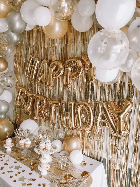 25th Birthday Ideas, 25th Birthday Ideas For Her, Gold Theme Birthday, Golden Birthday Parties, Surprise Birthday Decorations, 18th Birthday Decorations, 25th Birthday Parties, Simple Birthday Decorations, 21st Birthday Decorations