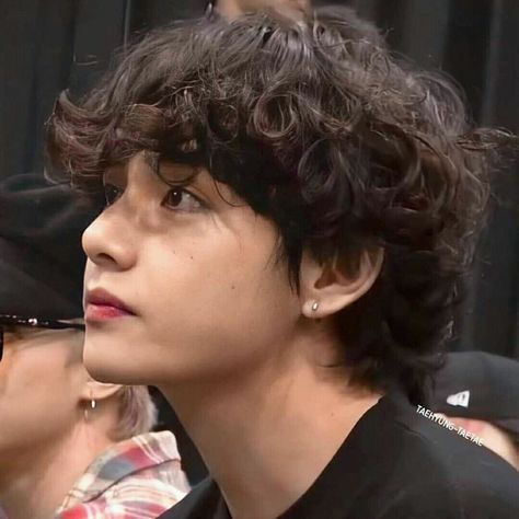 Ani⁷♡'s BTS 💀 on Twitter: "Taehyung in black hair — a thread… " V Hair Bts, V Hair, Hair Icon, Black Curly Hair, Taehyung Photoshoot, Memes Xd, Bts Girl, Permed Hairstyles, Hair A