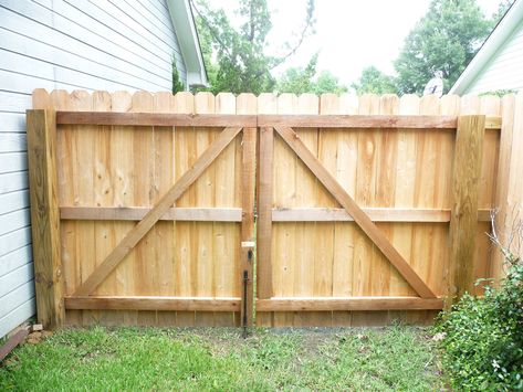 Wooden Gate Plans, Wood Gate Ideas, Double Wooden Gates, Wooden Gate Door, Simple Fence, Wood Gates Driveway, Diy Gate, Wooden Fence Gate, Wood Fence Gates