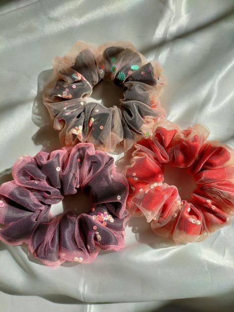 Cloth Hair Accessories, Scrunchies Ideas, Scrunchie Business, Diy Earrings Materials, Scrunchies Diy, Hair Dress, Cute Sewing Projects, Dress Hairstyles, Diy Gift Box