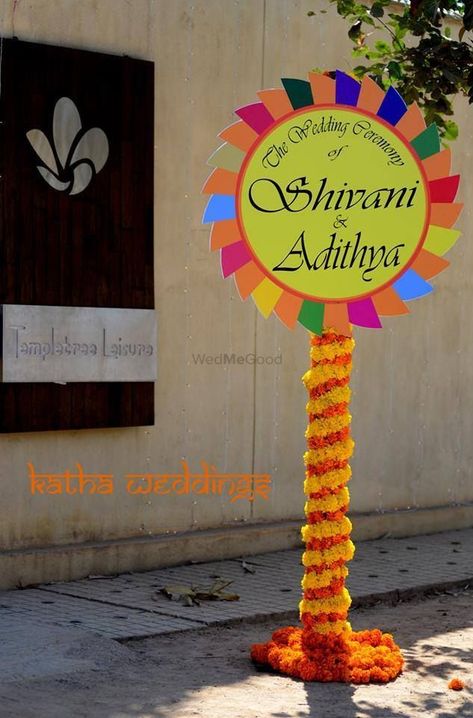 Kites Decorations Ideas Indian, School Entrance Decor Ideas, Colorful Mehendi Decor, Kite Decoration, Indian Wedding Decorations Receptions, Mehendi Decor Ideas, Mehendi Decor, Holly Decorations, Birthday Room Decorations