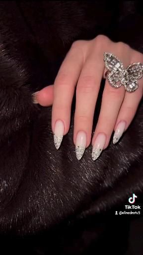 Ideias de unhas sofisticadas e com brilhoGlamour sem exageroQuer aprender a fazer unhas assim e muito mais clique no pin ou no link abaixo👇👇👇s://go.hotmart.com/X78084749Idp=1 Perfect Nails Aesthetic, Elegant Nail Designs Glamour, Pretty Elegant Nails, Bridal Nails Ideas, Nude Stiletto Nail Designs, Nails With Zircons, Nails With Piercing, Luxury Nails Glamour, Elegant Stiletto Nails