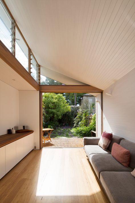 Adriano Pupilli Architects has designed a Courtyard House in Sydney’s Petersham that fits its charming design snuggly between terrace houses. Timber Panel Ceiling, Blackbutt Floors, Long Narrow House, Panel Ceiling, Midcentury Architecture, Narrow House Designs, Skillion Roof, Timber Floors, Timber Ceiling