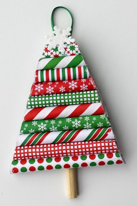 You'll love these pretty, yet simple-to-make, wrapping paper ornaments. This craft is a fun way to use leftover Christmas wrapping paper, and kids can help too. Diy Christmas Wrapping Paper, Diy Christmas Ornaments Rustic, Diy Christmas Paper, Christmas Scrapbook Paper, Wrapping Paper Crafts, Classic Characters, Diy Christmas Ornaments Easy, Paper Christmas Ornaments, Diy Christmas Ornament