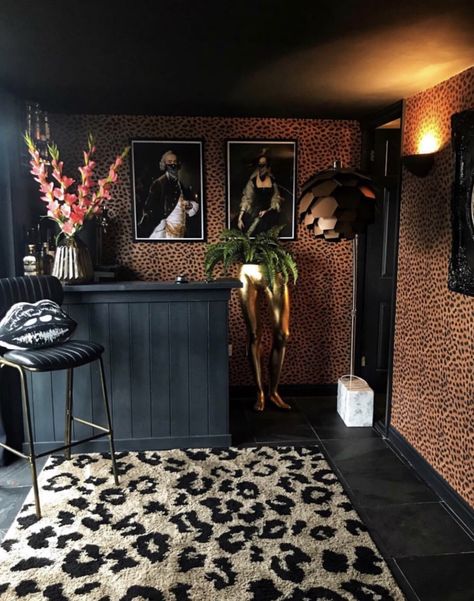 Deco Spa, Nails Cheetah, Muebles Shabby Chic, Dark Paint Colors, Dark Paint, Floral Bedroom, Bad Inspiration, Decor Studio, Quirky Decor