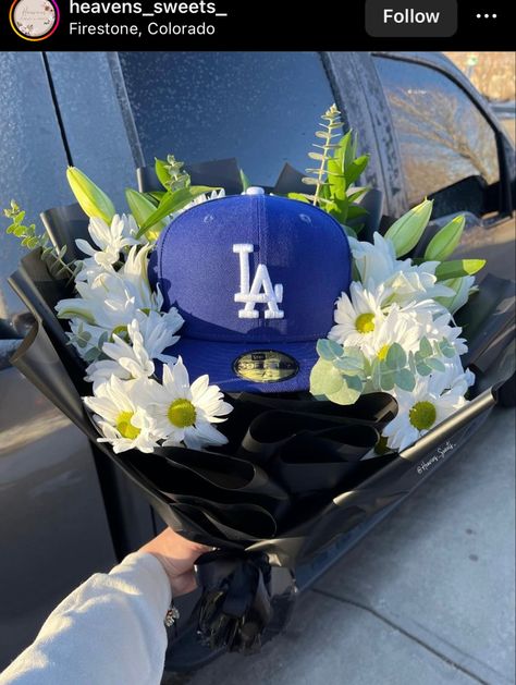 Rose Bouquet With Hat For Men, Flower Bouquet With Baseball Cap, Fitted Hat Flower Bouquet, Flower Bouquet For Men With Hat, Mens Flower Bouquet With Hat, Guy Hat Bouquet, Flowers With Hat For Men, Men’s Bouquet With Hat, Ramo Buchon For Boyfriend