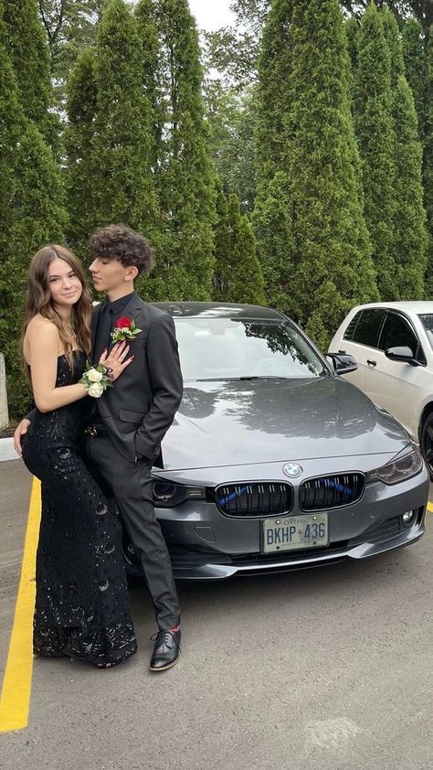 Prom Couples Photo Ideas, Boyfriend Graduation Outfit, Car Prom Pictures, Prom Car Pictures, Prom Pictures With Car, All Black Prom Couple, Prom With Boyfriend, Couples Date Night Outfits