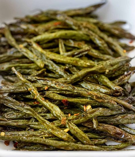 Looking for an easy-to-make vegetable side dish with a bold kick? These Sweet and Spicy Green Beans are oven-roasted in olive oil and drizzled with a honey and sriracha glaze. Want more heat? Just sprinkle red pepper flakes on top before serving! Roasted Green Beans Oven, Sriracha Green Beans, Oven Green Beans, Spicy Green Beans, Vegetable Side Dish, Can Green Beans, Freeze Greens, Roasted Green Beans, Frozen Green Beans