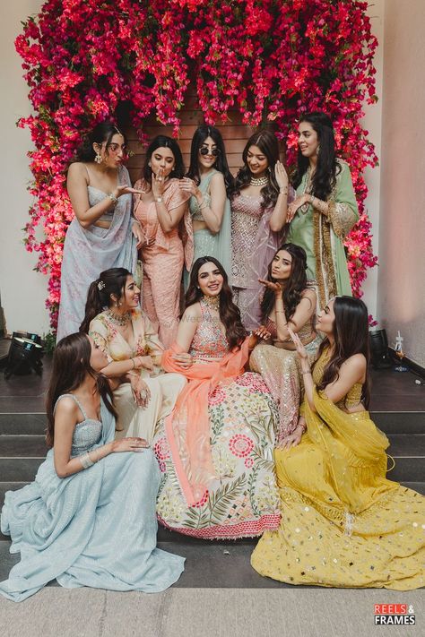 Mehendi Look For Bride Sister, Wedding Sisters Photography, Bengali American Wedding, Poses For Bridesmaids, Indian Wedding Family Photos, Sangeet Pictures, Poses With Bridesmaids, Mehandi Photography, Sisters Wedding Dress