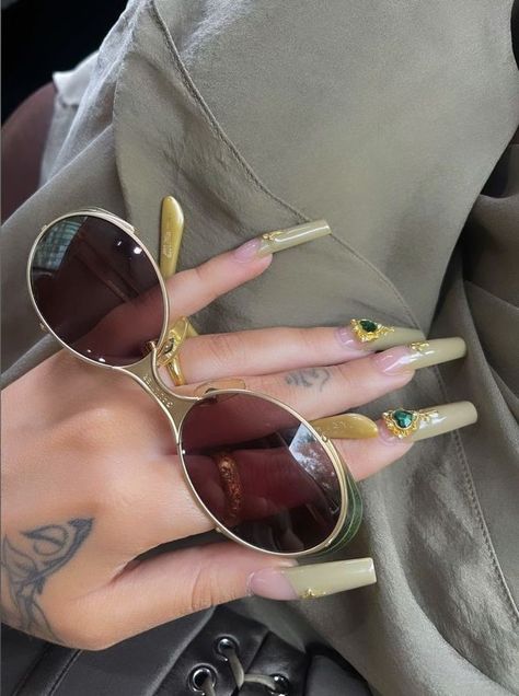 Kali Uchis Nails, Gem Nail Designs, Nails Classy, Nails Pretty, Nails Fun, Classy Acrylic Nails, Acrylic Nails Coffin Pink, Kali Uchis, Gem Nails