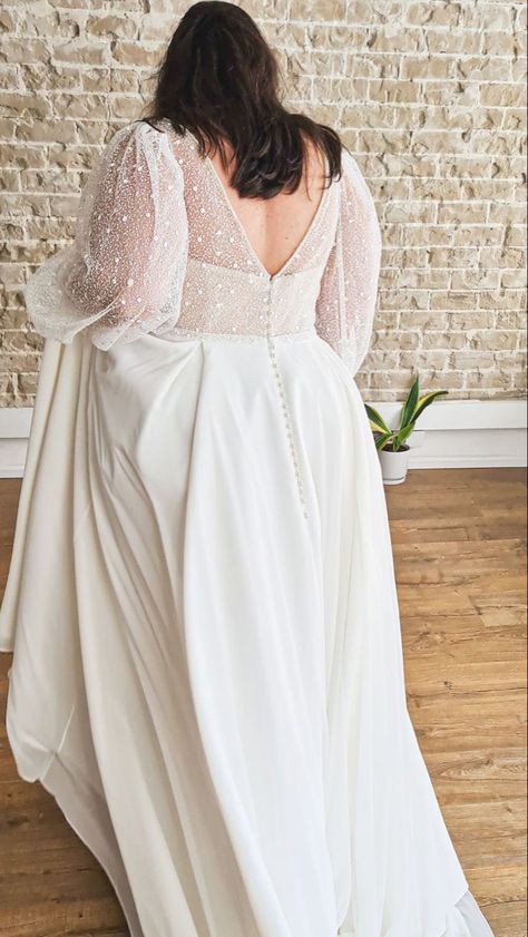 Plus Size Wedding Dresses Curvy Bride, Simple Plus Size Wedding Dresses, Wedding Dresses For Curvy Women, Studio Levana, Curvy Wedding Dress, Plus Size Bridal Dresses, Wedding Dresses Whimsical, Plus Wedding Dresses, Plus Zise