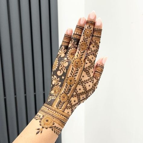 Backside Mehndi Design, Backside Mehendi Design, Floral Mehendi, Back Hand Henna Design, Cone Designs, Back Hand Henna, Traditional Mehndi Designs, Short Mehndi Design, Eid Mehndi