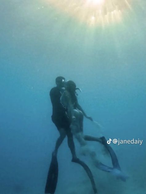 Couple Scuba Diving Aesthetic, Free Diving Aesthetic, Snorkeling Pictures, Skin Diving, Deep Diving, Free Diving, Underwater Photos, Marine Biology, Couples Poses For Pictures