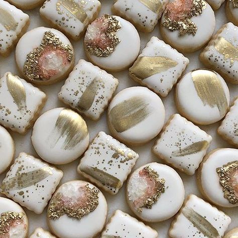 Golden Cookies Decorated, Gold Cookies Decorated, Golden Birthday Cookies, Glitter Cookies, Luxury Cookies, Golden Cookie, Gold Cookies, Dream Bakery, Monogram Cookies