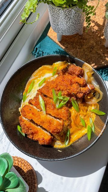 Jess | Food Eater on Instagram: "chicken “katsu”don Katsu in quotations marks cause frozen fried chicken from aldi 🤪; it saves me from deep frying and still tastes bomb so win win. katsudon is a Japanese dish consisting of deep fried panko coated pork simmering in a savoury sauce and beaten egg. But one hack I love is to use whatever leftover fried meats I have eg KFC chicken tender 😮‍💨. I didn’t have any this time so let’s use some left over frozen fried chicken pieces. Also if any of y’al Chicken Katsudon, Katsu Don, Fried Chicken Pieces, Cooking Fried Chicken, Chicken Katsu, Kfc Chicken, Chicken Tender, Chicken Pieces, Deep Frying