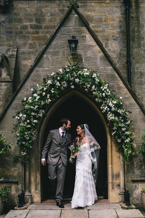 Flowers Bridesmaids, White Wedding Arch, Wedding Church Decor, Church Wedding Flowers, Wedding Arch Rustic, Flowers Simple, Flowers Peonies, Wedding Ceremony Ideas, Church Wedding Decorations