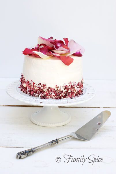 White Rose Cake, Rose Petal Cake, Edible Rose Petals, Petal Cake, Edible Roses, Rose Recipes, Photo Food, Best Cake Recipes, Rose Cake