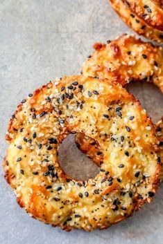 Easy Keto Everything Bagels Recipe - delicious everything bagels that are low carb using just cheese, eggs, and everything bagel seasonings for a filling keto bagel everyone will love! Keto Bagel, Glutenfri Baking, Bagels Recipe, Keto Bagels, Low Carb Snack, Resep Diet, Bagel Recipe, Low Carb Eating, God Mat