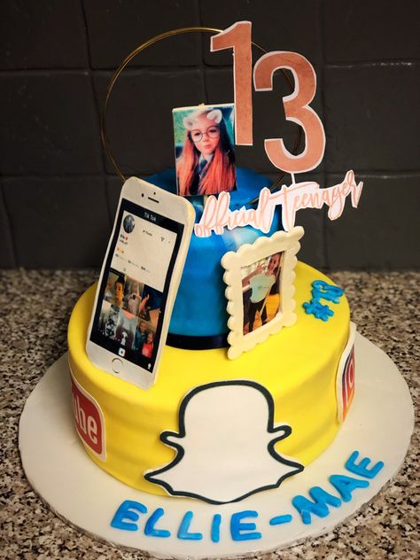 Youtube Cake Theme, Instagram Cake Ideas, Birthday Cake 14th, Social Media Theme Party, Social Media Cake, Youtube Cake, Boys 16, Instagram Cake, Cool Cake Designs