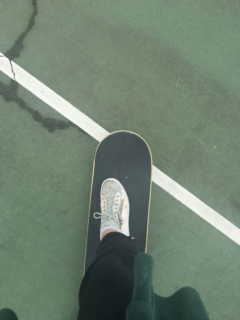 Green skater skateboard Green Skater Aesthetic, Green Skateboard Aesthetic, Matchablossom Aesthetic, Melissa Aesthetic, Rwby Aesthetic, Skate Pics, Green Skateboard, Aesthetic Skateboard, Decoration Studio