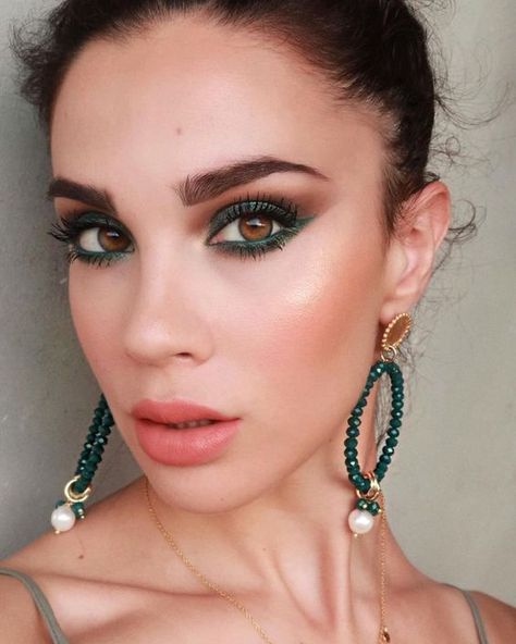 Trucco Glam, Green Eye Makeup, Smink Inspiration, Hooded Eye Makeup, Green Makeup, Green Eye, Makijaż Smokey Eye, Evening Makeup, Glamorous Makeup