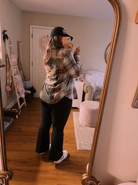 Flannels With Leggings Outfits, Flannel And Flare Leggings, Flare Leggings And Flannel Outfit, Flare Leggings Midsize, Flair Leggings Outfit Plus Size, Leggings Outfit With Hat, Plus Size Flared Leggings Outfit, Plus Size Flare Leggings Outfit, Flannel Leggings Outfit