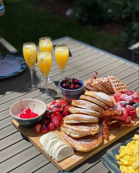 Sliced strawberries, blueberries, fresh mozzarella cheese, maraschino cherries and fresh cherries served with Homemade pancakes and waffles topped with powdered sugar. Crispy bacon, scrambled eggs & glasses of Mimosa. Mimosa Picnic, Brunch Mimosas Aesthetic, Mimosas Aesthetic Brunch, Mini Pancake Stacks Brunch, Pancake Charcuterie Board, Pancake Platter Breakfast, Mimosa Breakfast, Breakfast Brunch Party, Brunch Aesthetic