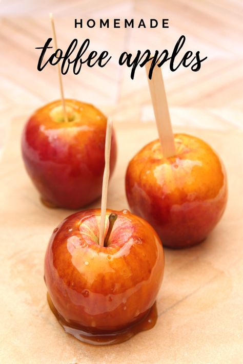 Toffee Apples Recipe, Halloween Bonfire, How To Make Toffee, Toffee Apples, Easy Toffee, Candy Apple Recipe, Homemade Toffee, Apple Recipe, Apple Recipes Easy