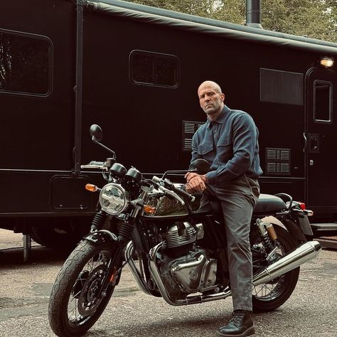 Jason Statham a Hollywood actor is pictured with a Royal Enfield Continental GT 650 #royalenfield #continentalgt #gt650twin #ınstagood #trending #viral #autonews Continental Gt650, Gt 650, Biker Photography, Мотоциклы Cafe Racers, Royal Enfield Bullet, Bike Pictures, Bike Aesthetic, Cafe Racer Style, Motorcycle Aesthetic