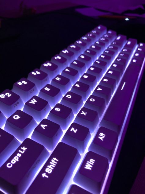 Keyboard Letters Aesthetic, Computer Aesthetic Purple, Purple Keyboard Aesthetic, Purple Computer Aesthetic, Foto Keyboard, Gaming Keyboard Aesthetic, Keyboard Purple, Purple Keyboard, Keyboard Aesthetic