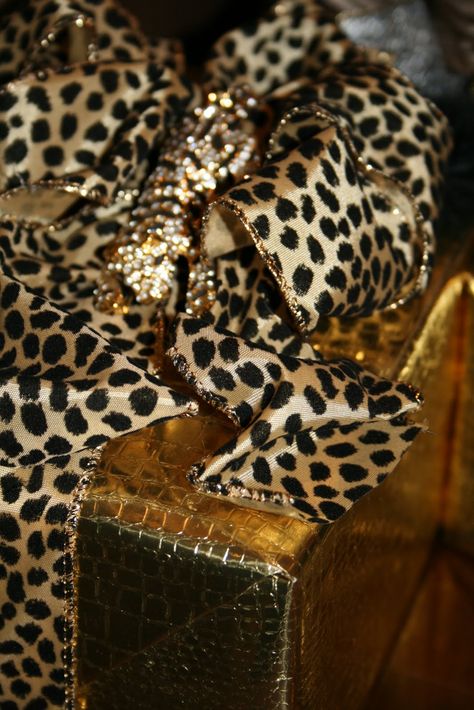 Leopard and gold gift wrap. The paper looks like fake snake skin. Can't really decide what I think... Cheetah Christmas, Gold Wrapping Paper, Print Wrapping Paper, Brown Paper Packages, Beautiful Gift Wrapping, Wrapping Ideas, Gold Gift, Christmas Wrapping Paper, Christmas Gift Wrapping