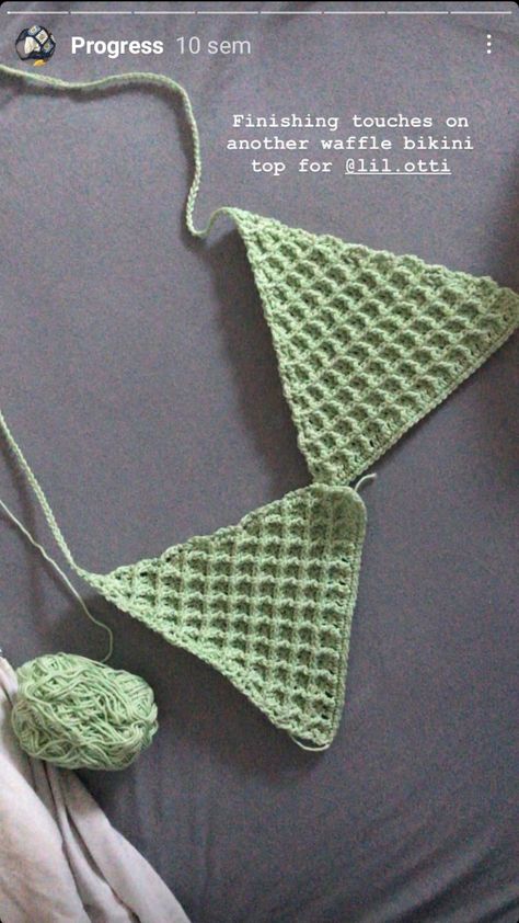 bikini crochet Crochet Triangle Top, Crochet Skirt Outfit, Diy Crochet Top, Crop Top Crochet, Mode Crochet, Crochet Swimwear, Crochet Triangle, Crochet Business, Crochet Hexagon