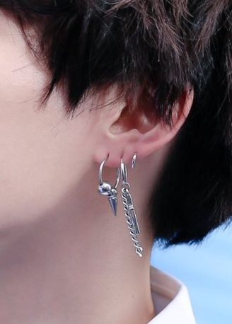 BTS || Min Yoongi / Suga♡ #bts #suga #minyoongi Ear Piercings Boy, Bts Earrings, Kpop Earrings, Men's Piercings, Ear Peircings, Pendulum Earrings, Piercing Labret, Cool Ear Piercings, Grunge Jewelry