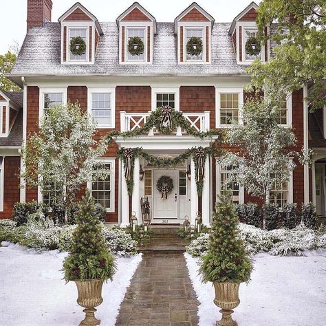 Diy Christmas Decorations, Casa Exterior, Flowers Garden, Noel Christmas, Brick House, Outdoor Christmas Decorations, Christmas Inspiration, Farmhouse Christmas, Asheville