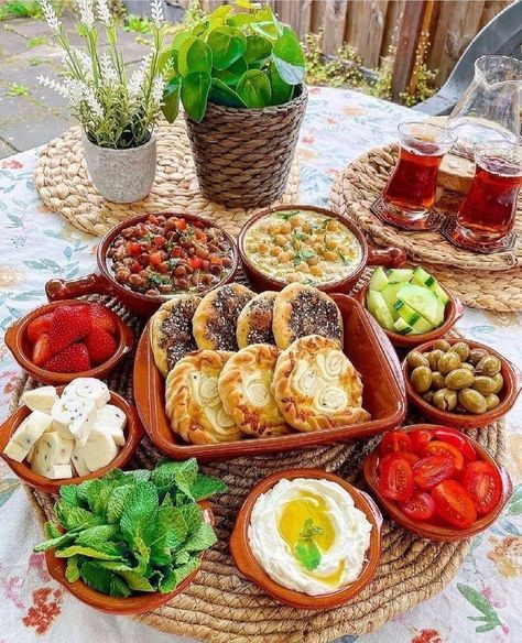 Breakfast Presentation, Food Presentation Plates, Food Set Up, Catering Food Displays, Breakfast Platter, Party Food Buffet, Catering Ideas Food, Healthy Lifestyle Food, Food Displays