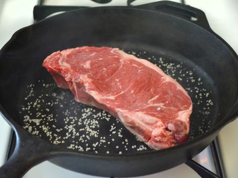 How to Cook Steak - Steak in Skillet New York Steak Recipe, Beef Bottom Round Steak, Top Sirloin Steak Recipe, Bottom Round Steak, Steak On Stove, Sirloin Tip Steak, Ways To Cook Steak, Beef Round Steak, Sirloin Steak Recipes