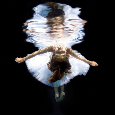 featureshoot.com on Twitter: ""My daughter is so graceful and loves to swim, so  I wanted to capture her underwater in a tutu in a peaceful pose," the photographer Candice Gleason (@candice_gleason_photography) remembers. "This is just who she is." // #reflections #reflectiongram #co… https://t.co/Z7OBaFi7wS… https://t.co/s8IcZzKEHI" Series Photography, Photography Water, Diy Photo Backdrop, Girl In Water, Underwater Photographer, Photography Book, Underwater Photos, Water Photography, Diy Photography