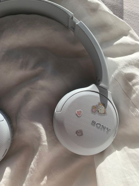 Sony Headphones White, Headphone Decoration, Cute Headphones, School Bag Essentials, Sony Headphones, White Headphones, All Things Cute, Digital Diary, White Aesthetic