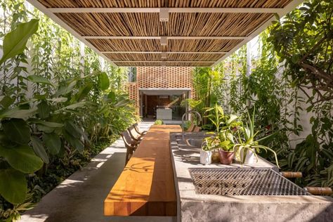 Laurent Troost creates Tropical Shed as archaeologist's office in Brazil Classical Building, Work Fun, Smart Office, Tall Ceilings, Row House, Sustainable Architecture, Architecture Photo, Indoor Outdoor Living, Outdoor Areas