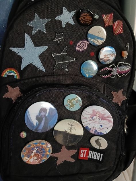 #grunge #maximalist #pins #stars Pin For Backpack, Maximalist Backpack, Aesthetic Backpack Grunge, Decorated Backpack Aesthetic, Backpacks With Pins, Decorating Backpack, Backpack Decoration Ideas, Grunge Bags, Pins On Backpack