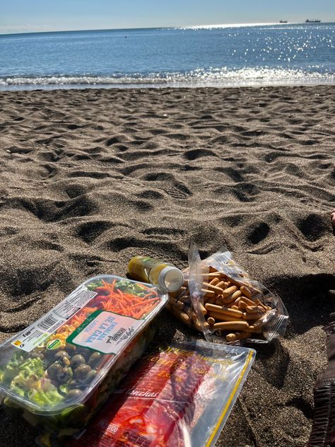 Snacks For Picnic, Solo Beach Day, Solo Date Aesthetic, Solo Picnic, Solo Summer, Hangout Ideas, Beach Snacks, Solo Date, Solo Activities