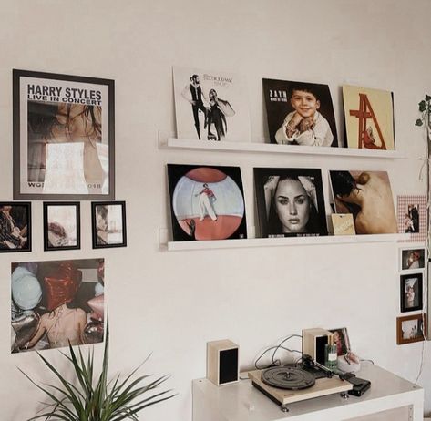 Home Music Rooms, Gambar One Direction, Vinyl Room, Record Room, Vinyl Display, Harry Core, Diy Room Decor For Teens, Record Wall, Room Goals