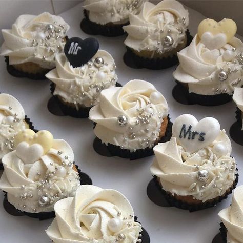 25th Anniversary Cupcakes Ideas, Wedding Reception Cupcakes, Mini Cupcake Designs, Engagement Cupcake Ideas, Anniversary Cupcake Ideas, Wedding Cupcakes Ideas Simple, Diamond Cupcakes, Mini Cupcakes Wedding, Wedding Cupcakes Ideas Elegant