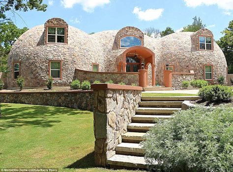 Matt and Jari Whiteacre live with their family in a three-dome complex in College, Station... Monolithic Dome Homes, Round House Plans, Geodesic Dome Homes, Dome Home, Unusual Homes, Cob House, Dry Stone, Dome House, Earth Homes