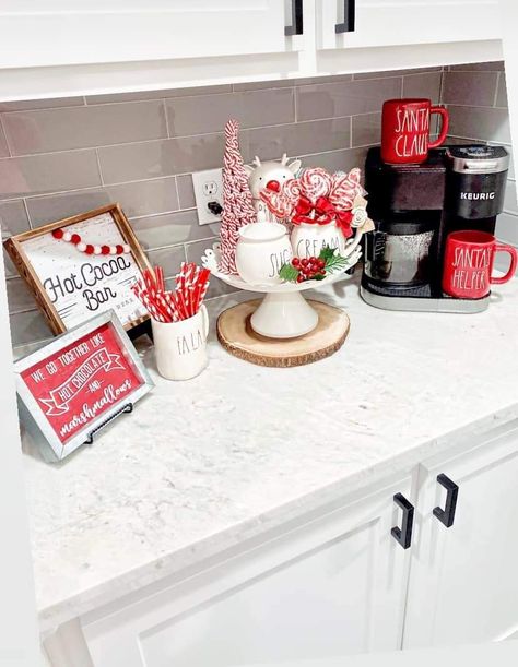 Keurig Hot Chocolate, Christmas Decor Diy Crafts, Christmas Ideas Diy, Holiday Hot Cocoa Bar, Christmas Hot Chocolate Bar, Christmas Kitchen Decor Ideas, Christmas Centerpieces Cheap, Hot Chocolate Marshmallows, Cozy Christmas Decor