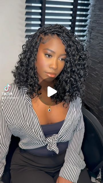 MAÉ HAIR | HUMAN BULK HAIR | NETHERLANDS on Instagram: "Use our water wave curls for the perfect boho bob braids 😻  Bestel via www.maehair.nl.  #stitchbraids #knotlessbraids #softlocs #invisblelocs #islandtwist #atlhairstylist #atlbraider #amsterdambraids #braidersinatlanta #braidersamsterdam #twist #bohotwist #knotlesstwist #passiontwist #braidsnederland #braidsamsterdam #braidsrotterdam #vlechten #vlechtenrotterdam #vlechtenamsterdam #bulkhair #bulkhairextensions #bulkhairnederland #maehairnl #bohobraids #bohemianbraids #braideramsterdam #braidernetherlands #blackgirltiktok #bohobraidsnederland" Knotless Water Wave Braids, Boho Braids Bob Crochet, Boho Bob Hairstyles For Black Women, Pineapple Braids Hairstyles Black, Braid Styles With Human Hair, Bob Boho Box Braids, Boho Braid Bob Braids, Bob Length Boho Braids, Bohieman Twist Hairstyle