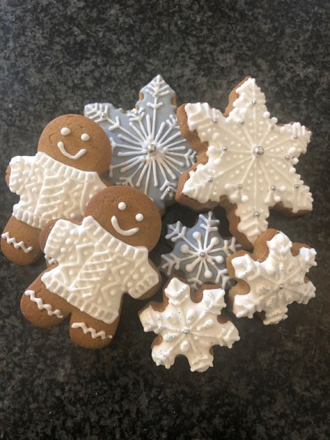 Gingerbread Cookies White Icing, Ginger Bread Decor Ideas, White Christmas Cookies Decorated, Decorated Gingerbread Men, Decorated Gingerbread Cookies, Christmas Sugar Cookie Designs, Christmas Cheesecake Recipes, Ginger Cookies Christmas, Gingerbread Icing