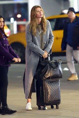 Gisele Bündchen in a gray coat, army green shirt, leggings and white sneakers. Gisele Bundchen Style, Airport Chic, Looks Com Short, Travel Attire, Celebrity Airport Style, Legging Court, Sweat Gris, Airport Look, Gisele Bündchen